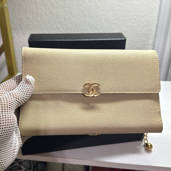 Authentic Raer 🔥Chanel🔥 Beige leather wallet with COA - Picture 3 of 17